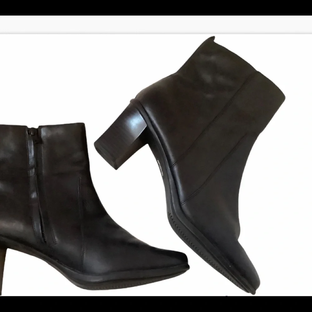 Croft and barrow women’s Alayna black leather block heel zip booties size 10